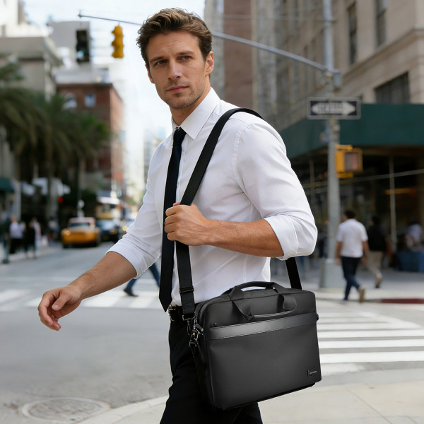The Target Eco series consciously focuses on sustainable and durable materials. This bag is made from recycled RPET, which conserves resources while also being highly resistant. The water-repellent surface protects your device and accessories from rain an